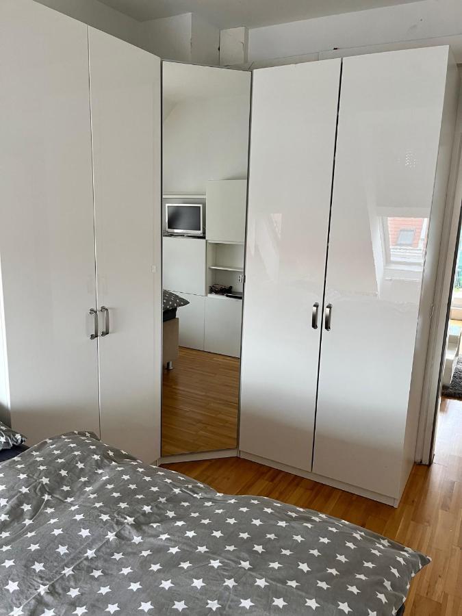 Dachgeschosswohnung Mit Kostenlosem Parkplatz ! Apartment