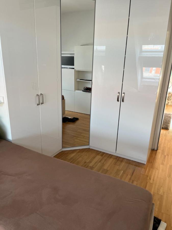 Dachgeschosswohnung Mit Kostenlosem Parkplatz ! * Wien