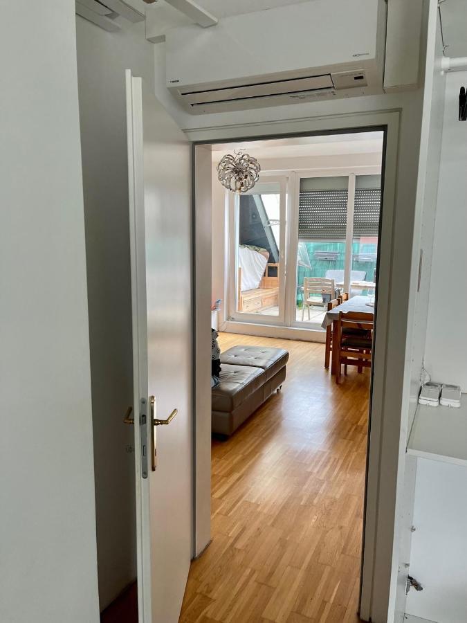 Dachgeschosswohnung Mit Kostenlosem Parkplatz ! Apartment