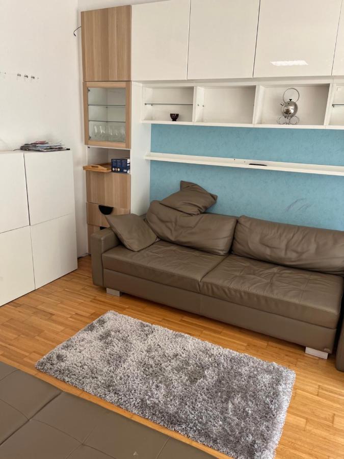 Dachgeschosswohnung Mit Kostenlosem Parkplatz ! Apartment *